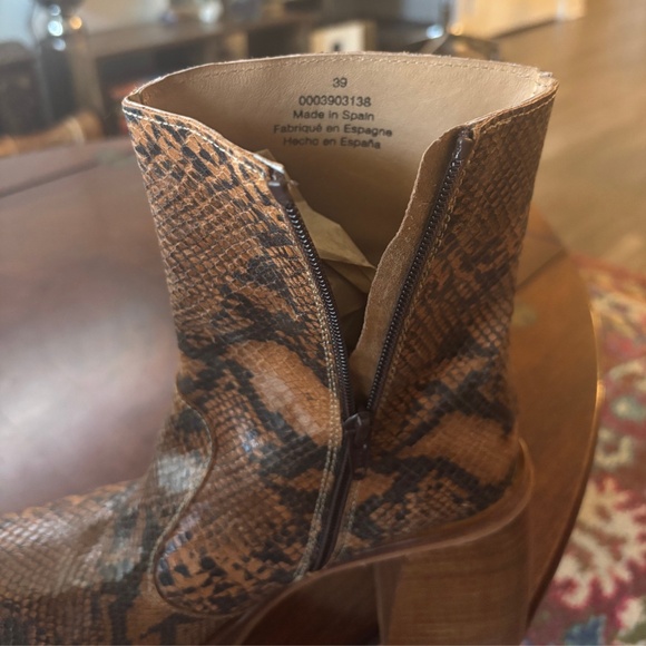 Free People Ruby Snakeskin Ankle Boots NWT Size 9 Chunky Heel - Picture 5 of 6